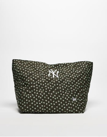 NY Yankees logo padded tote bag in black floral print