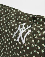 NY Yankees logo padded tote bag in black floral print